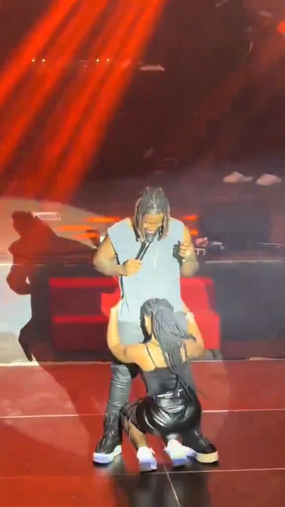 Kenyan dancer shows pussy upskirt on stage